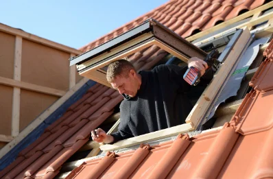 Pose de fenêtres de toit Velux à Fichous-Riumayou